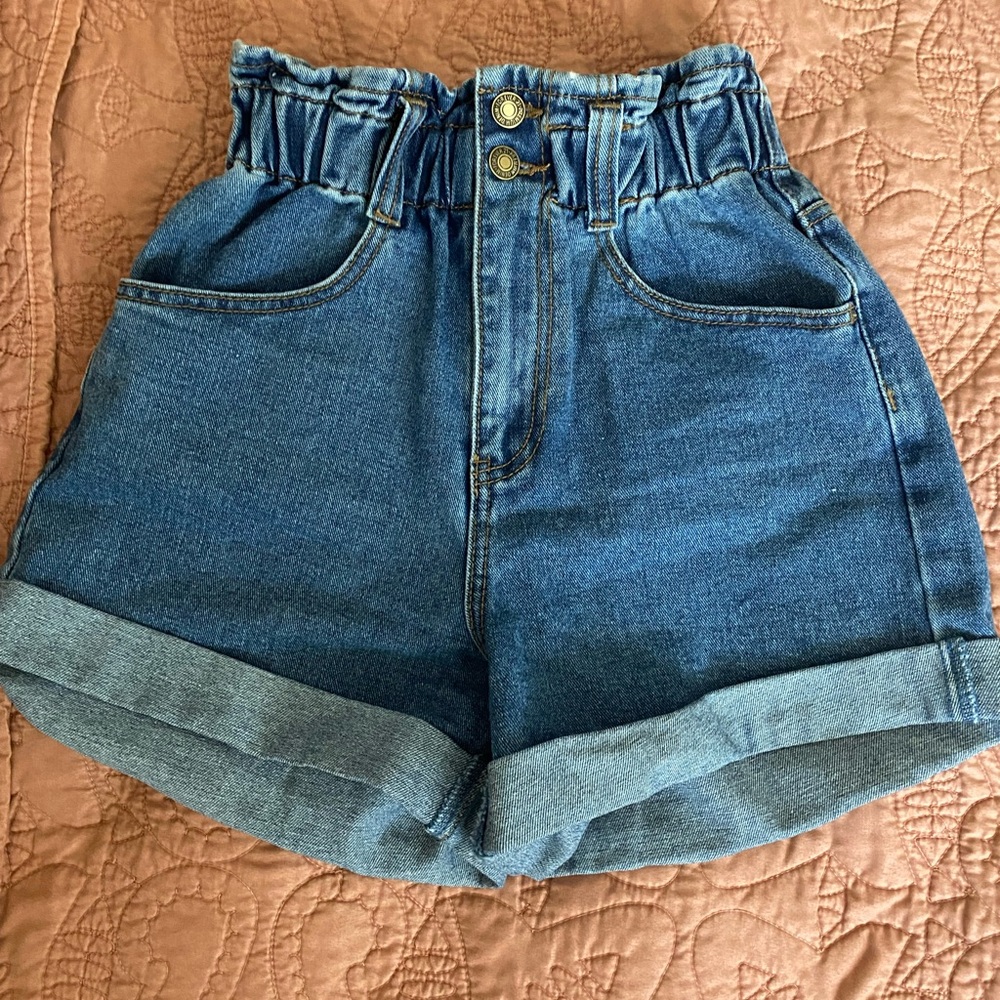 •Forever 21 Elastic Waist Mom Short